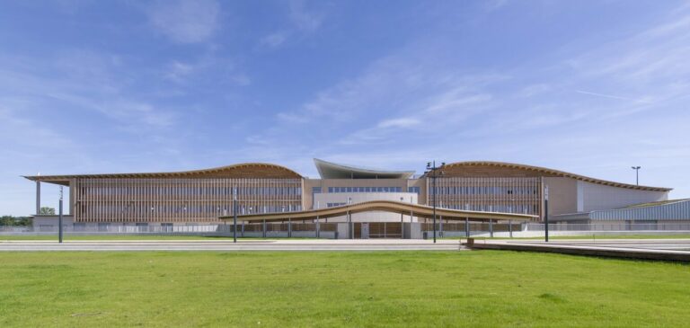 COLLEGE DE VEAUCHE - © Philippe HERVOUET - architecte: ARCHIPENTE